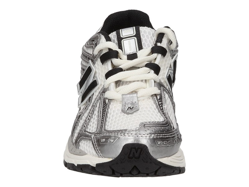 Voir le produit 'New Balance Baskets Argent' (en anglais) New Balance Baskets Argent