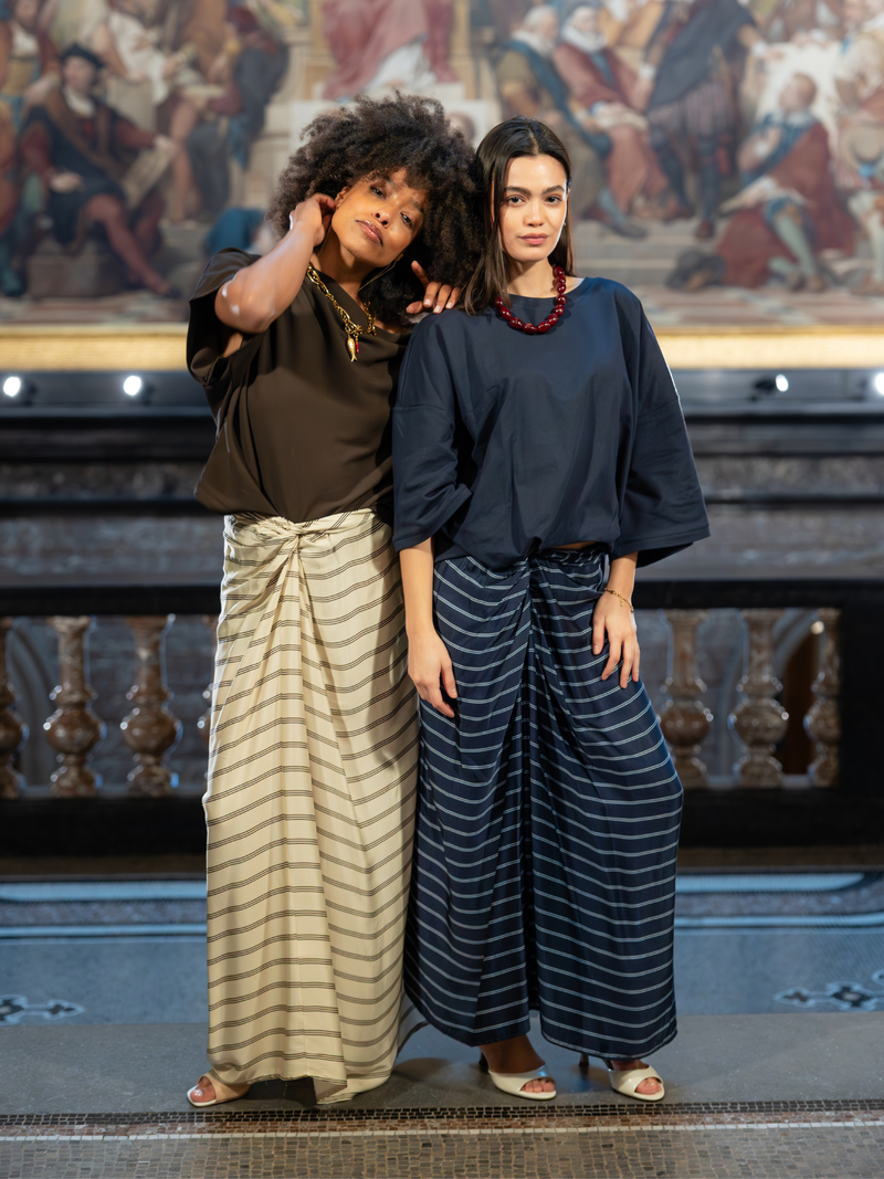 Voir le produit 'Black Rose Jupes Bleu' (en anglais) Black Rose Jupes Bleu