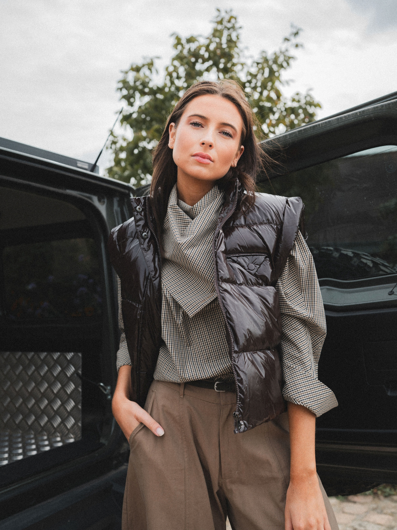 Voir le produit 'Dou Doun Gilets Sans Manches Brun' (en anglais) Dou Doun Gilets Sans Manches Brun