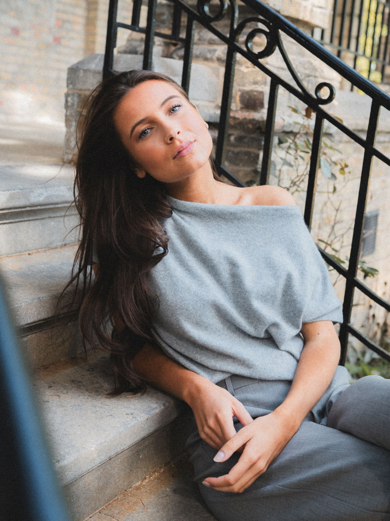 Voir le produit 'Dou Doun Pulls Gris' (en anglais) Dou Doun Pulls Gris