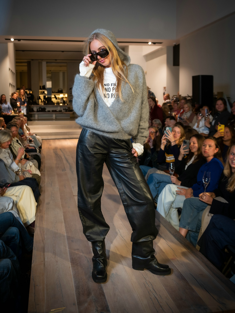 Voir le produit 'Badits Pantalons Noir' (en anglais) Badits Pantalons Noir