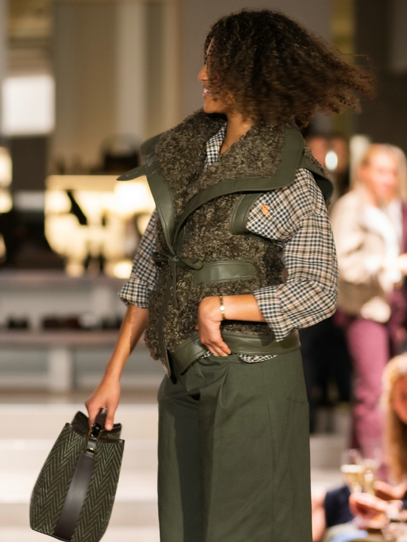 Voir le produit 'Leon & Harper Gilets Sans Manches Kaki' (en anglais) Leon & Harper Gilets Sans Manches Kaki