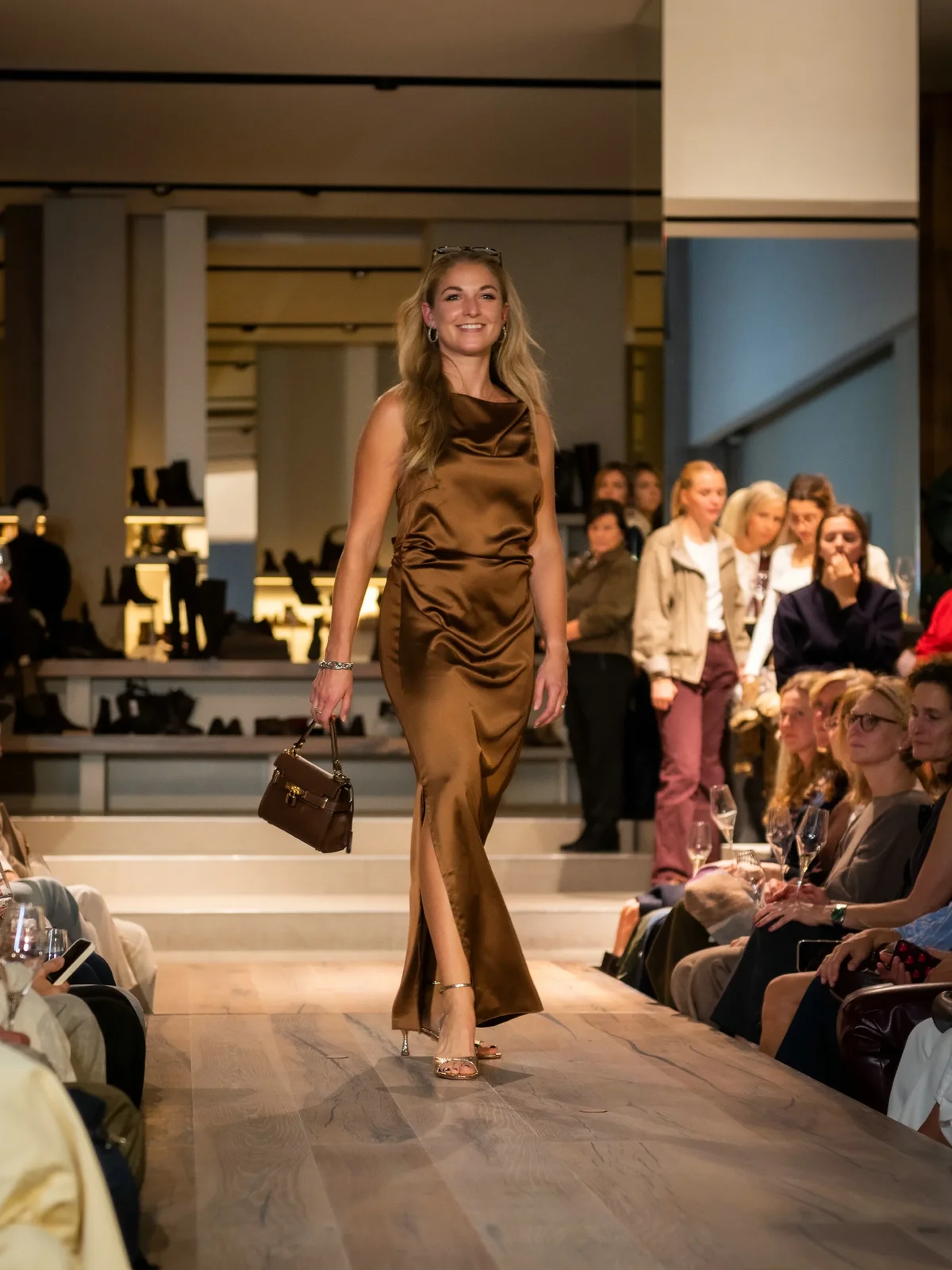 Bronzen satijnen maxi-jurk met bruine leren handtas