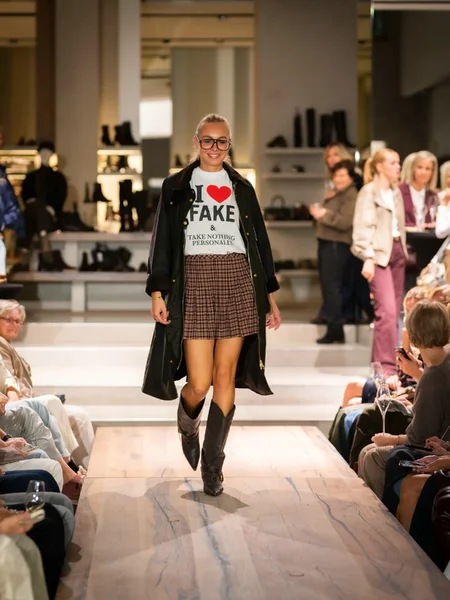 Dameslook met Barbour mantel, Pieces geruite rok en Lola Cruz hoge laarzen