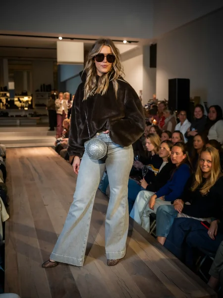 Donkerbruine Oversized Trui met Lichtblauwe Wide Leg Jeans