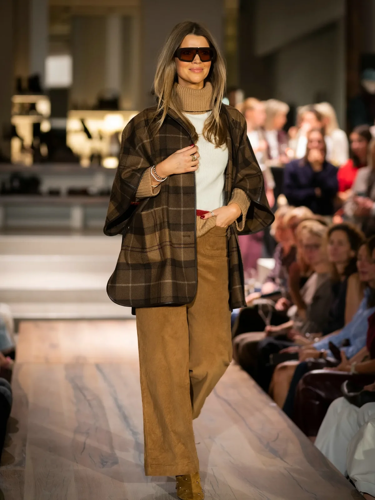 Geruite Bruine Cape met Crèmekleurige Coltrui en Wijde Broek
