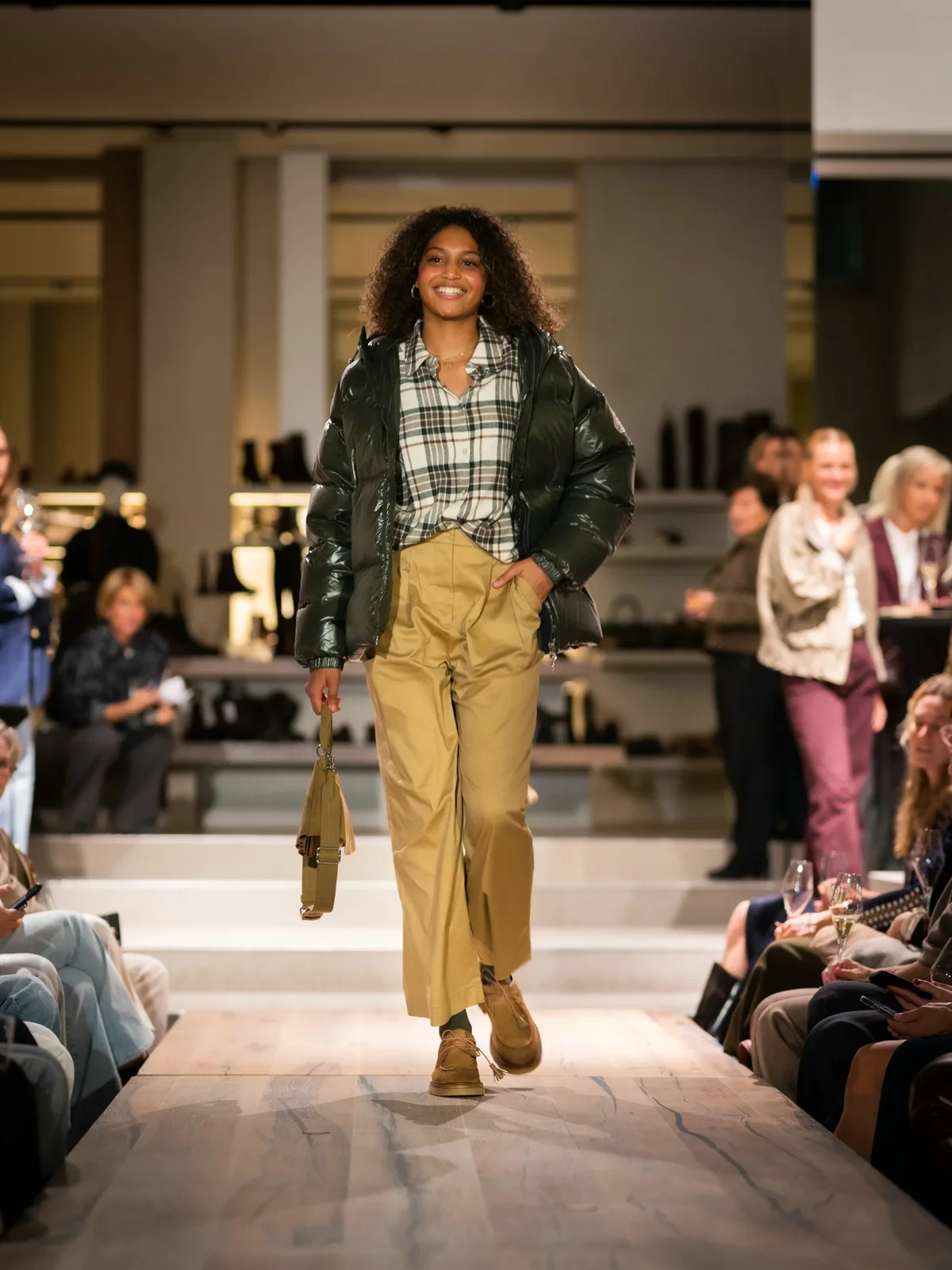 Gewatteerde jas met ruitjeshemd en beige pantalon