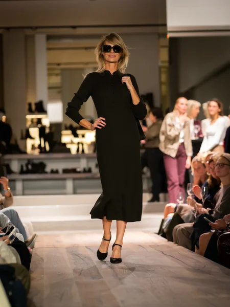 Bruine jurk met bruine pumps